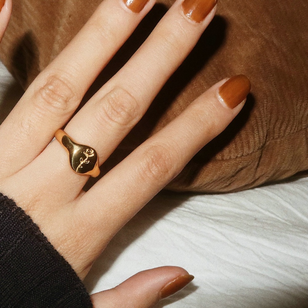 Signet Embossed Flower Gold Statement Ring - Picture 2 of 5